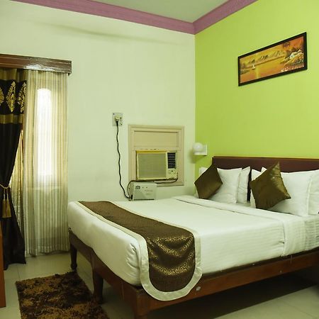 Rnb Select Vijay Delux Hotel Sultānpur Buitenkant foto