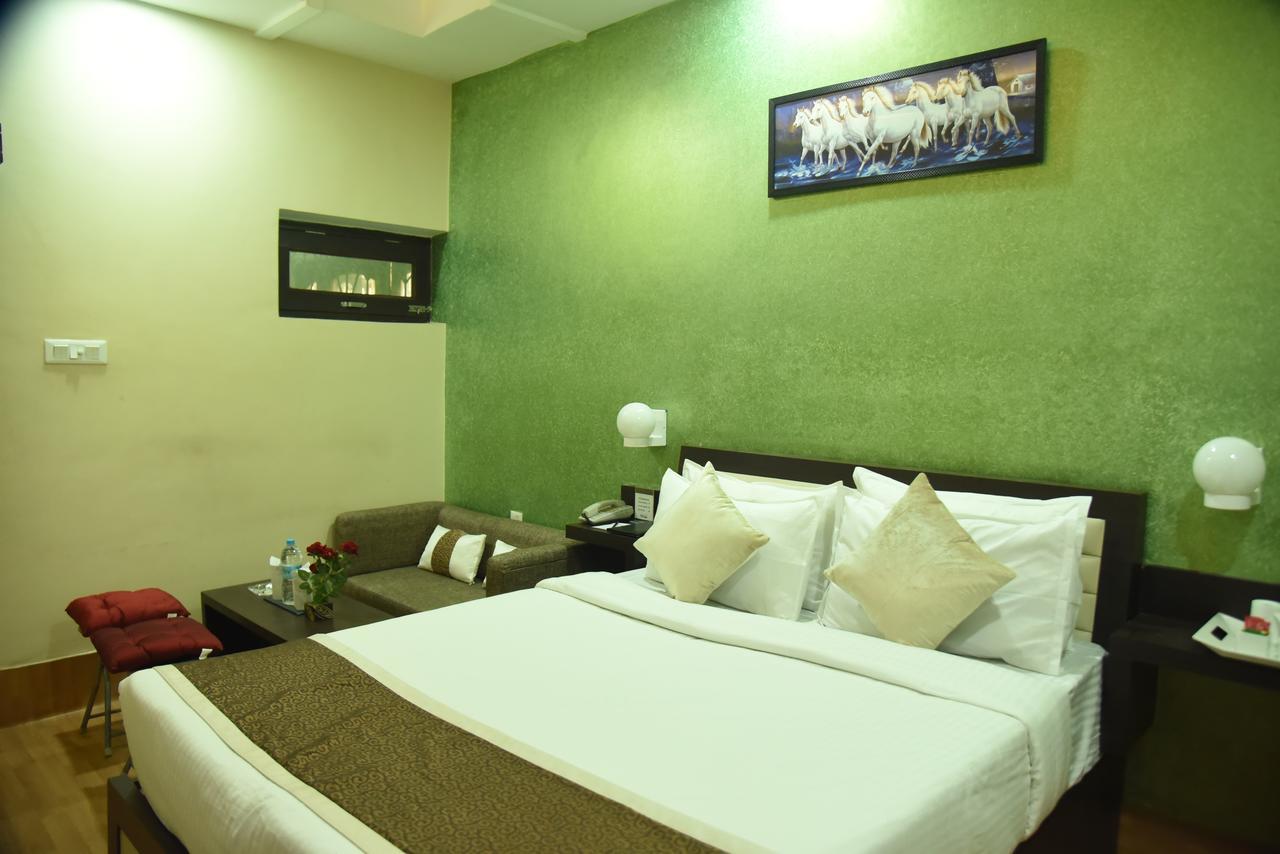 Rnb Select Vijay Delux Hotel Sultānpur Buitenkant foto