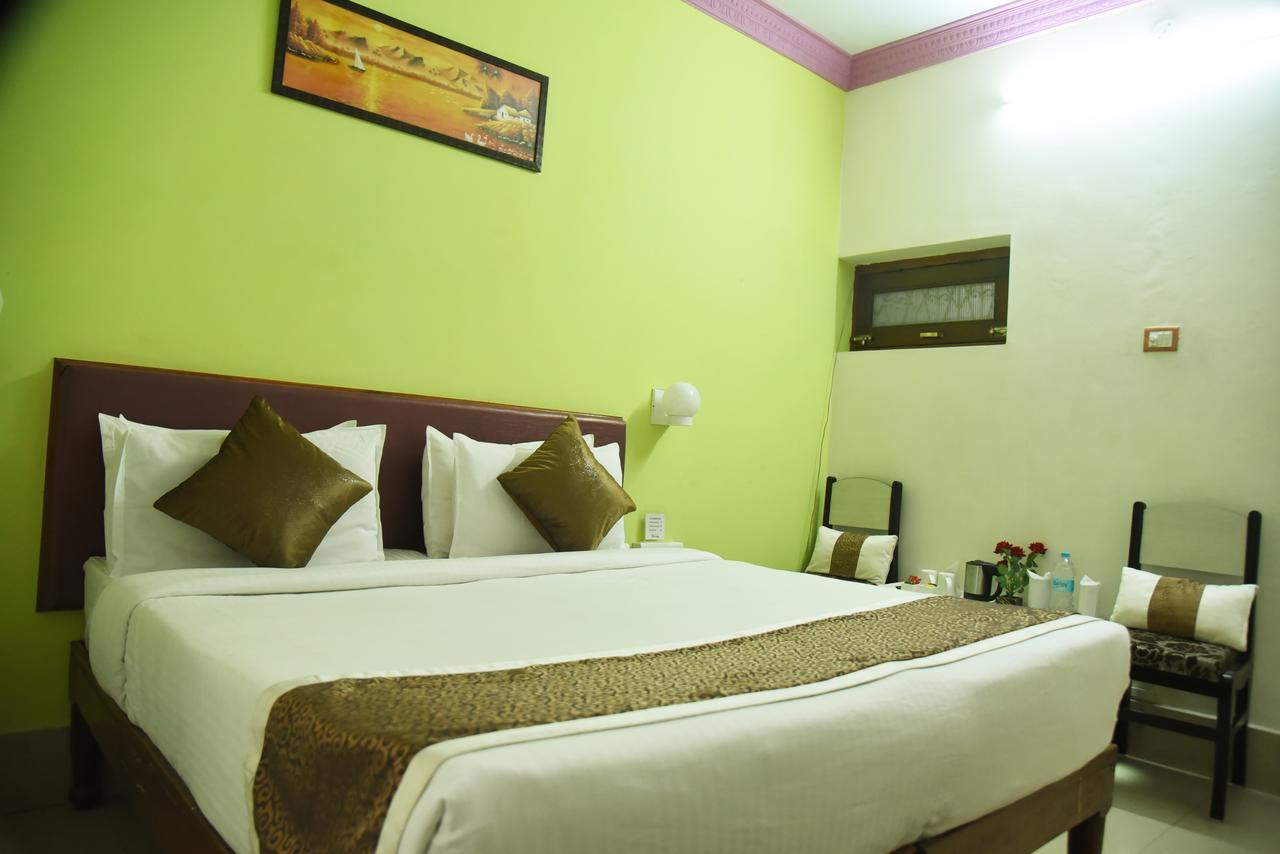 Rnb Select Vijay Delux Hotel Sultānpur Buitenkant foto