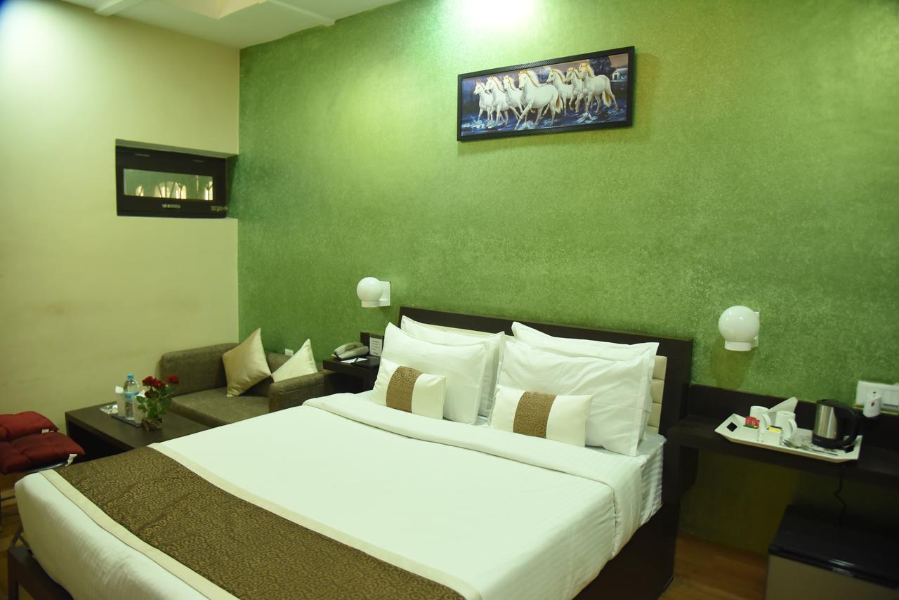 Rnb Select Vijay Delux Hotel Sultānpur Buitenkant foto