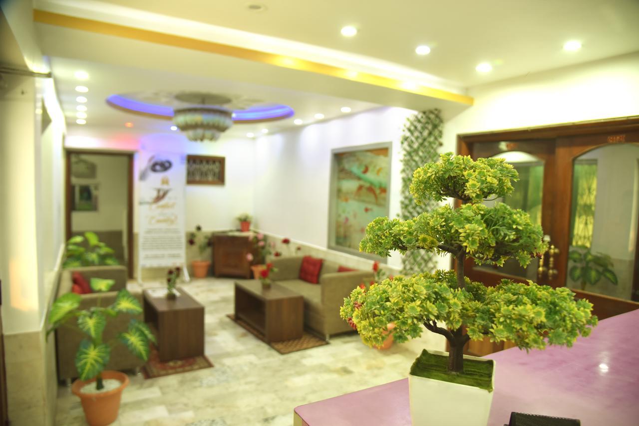 Rnb Select Vijay Delux Hotel Sultānpur Buitenkant foto
