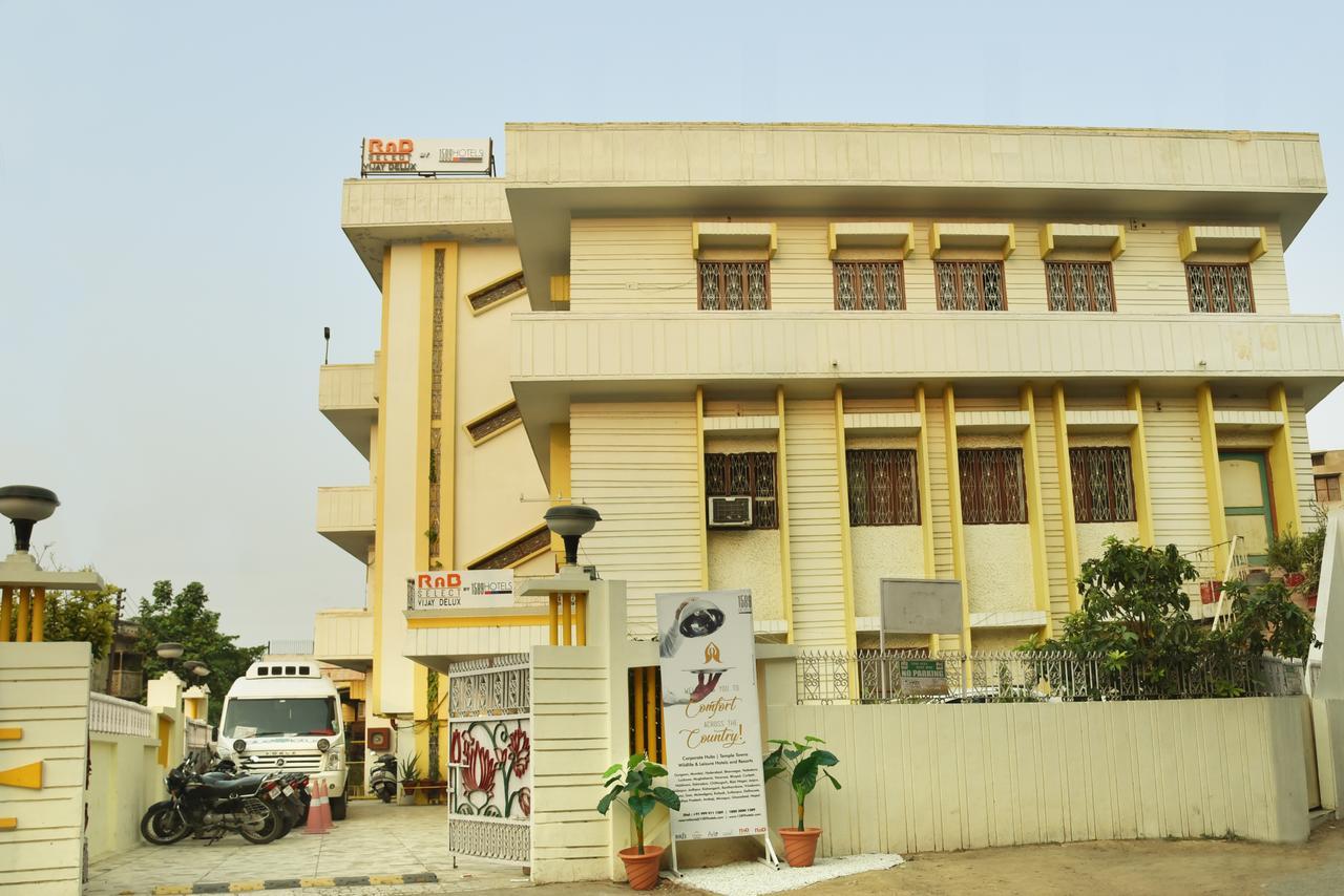 Rnb Select Vijay Delux Hotel Sultānpur Buitenkant foto