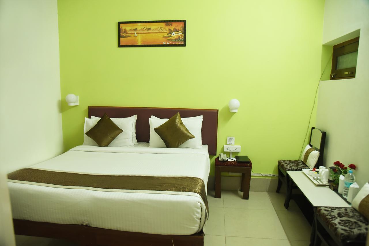 Rnb Select Vijay Delux Hotel Sultānpur Buitenkant foto