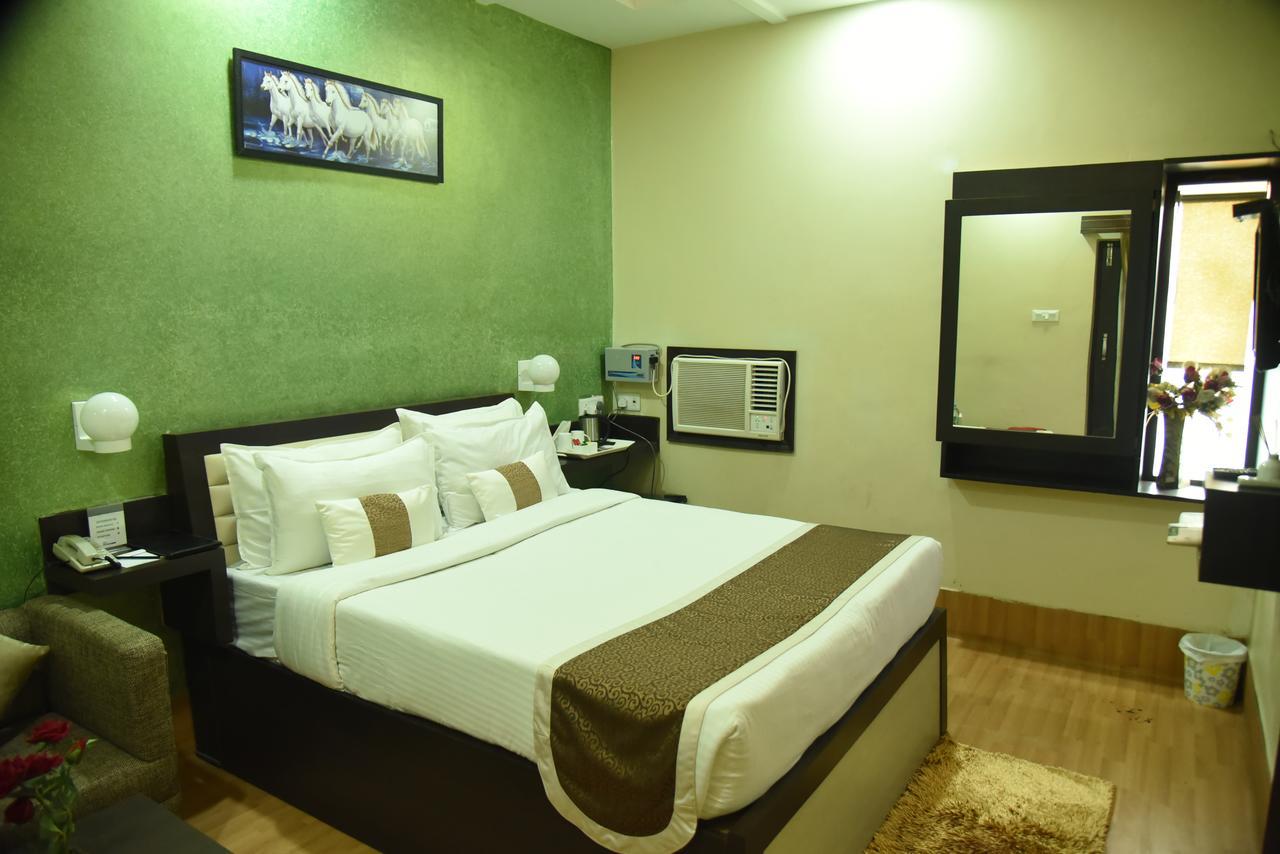 Rnb Select Vijay Delux Hotel Sultānpur Buitenkant foto