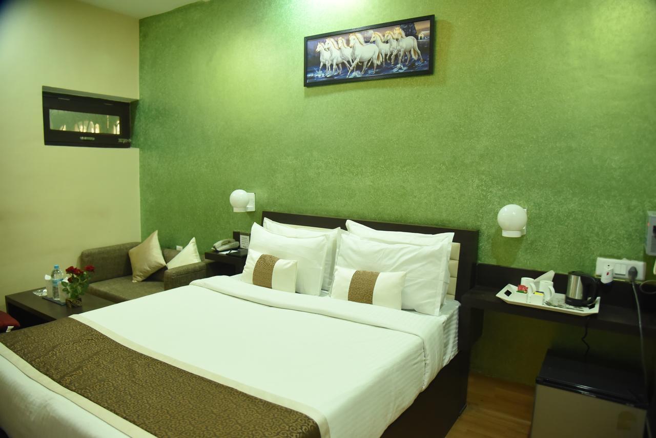Rnb Select Vijay Delux Hotel Sultānpur Buitenkant foto