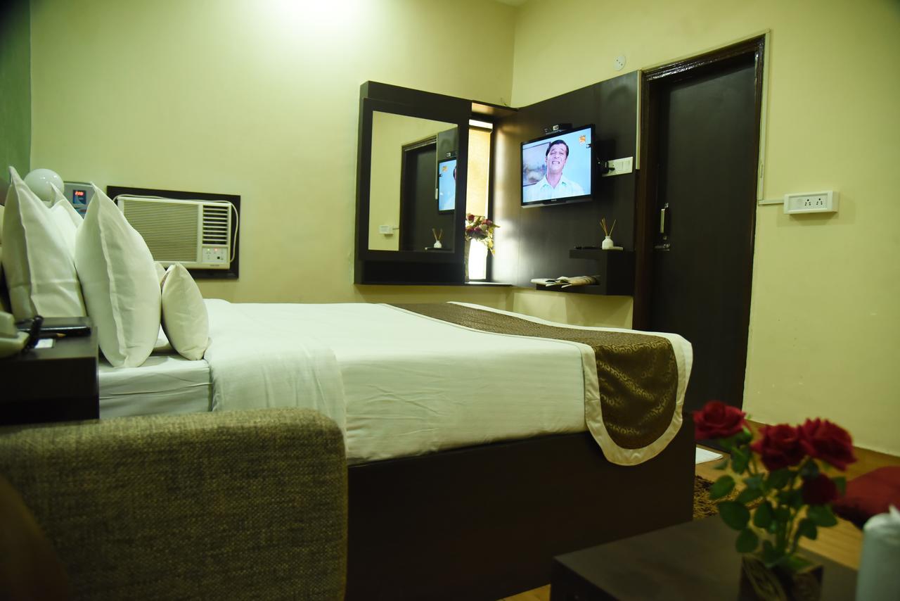 Rnb Select Vijay Delux Hotel Sultānpur Buitenkant foto