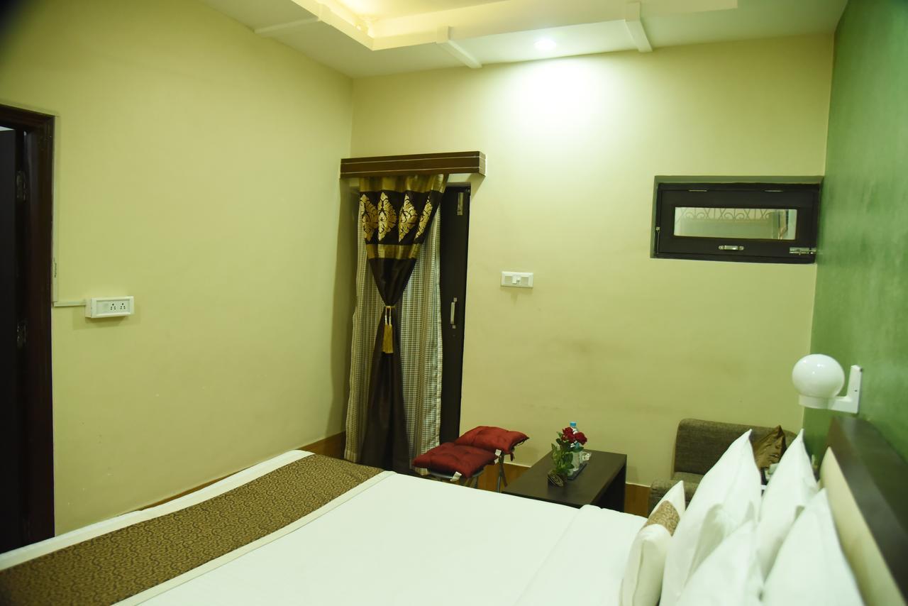 Rnb Select Vijay Delux Hotel Sultānpur Buitenkant foto