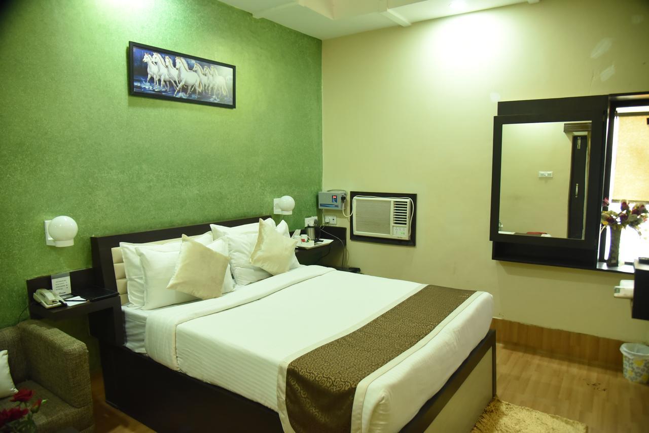 Rnb Select Vijay Delux Hotel Sultānpur Buitenkant foto