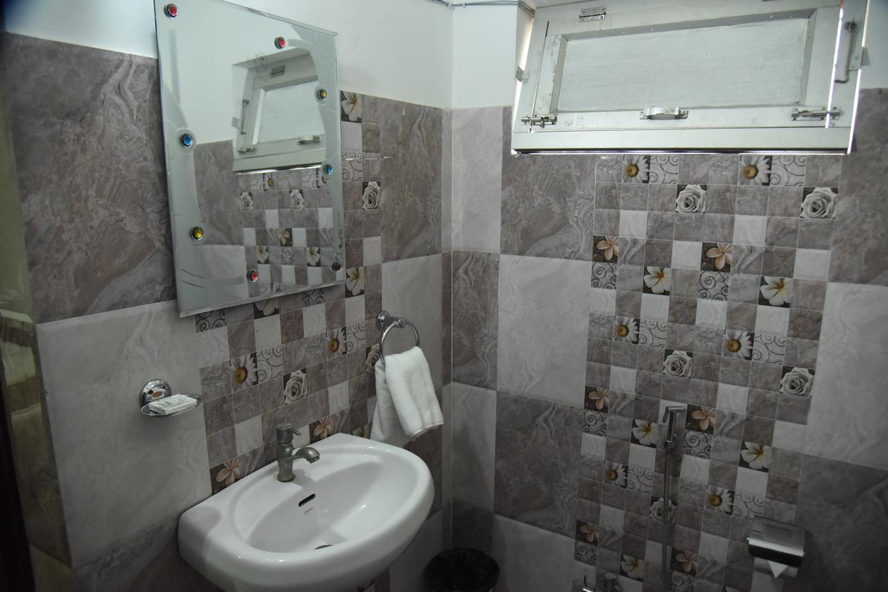 Rnb Select Vijay Delux Hotel Sultānpur Buitenkant foto