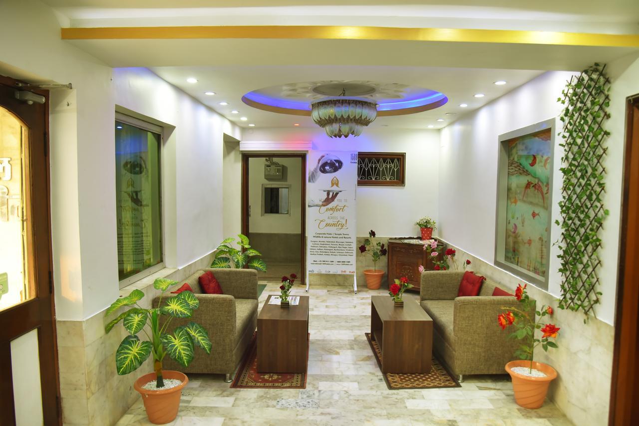 Rnb Select Vijay Delux Hotel Sultānpur Buitenkant foto
