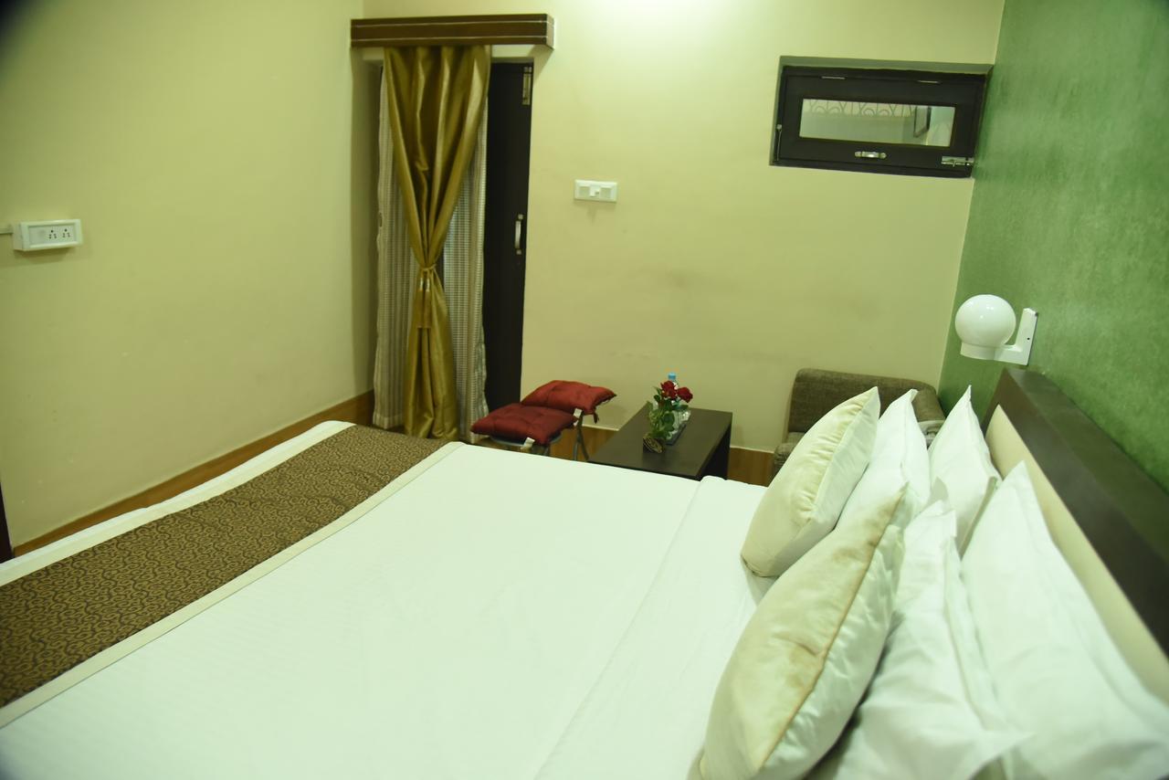 Rnb Select Vijay Delux Hotel Sultānpur Buitenkant foto